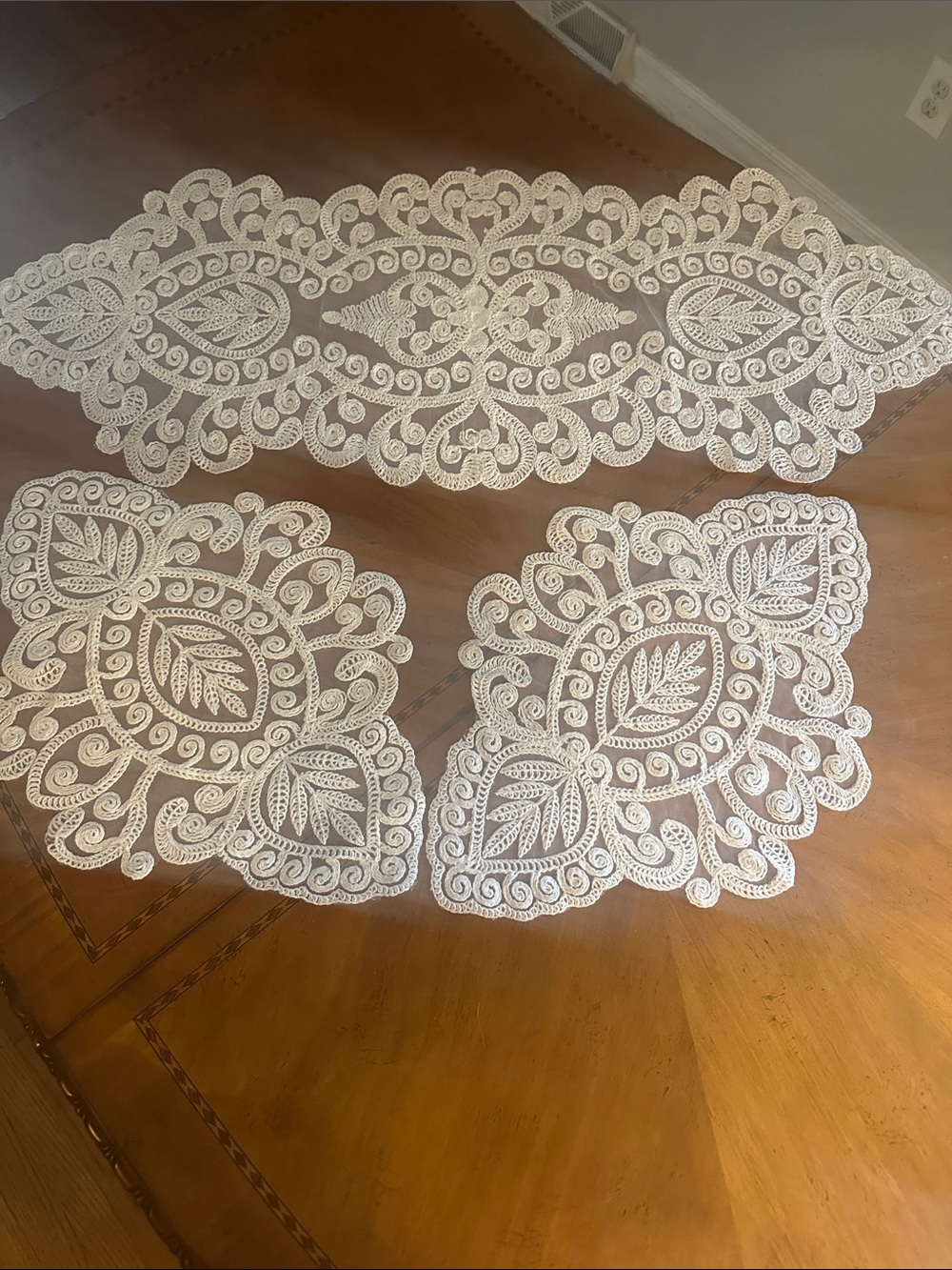 NEW Elegant ivory Lace Table Runner - Decorative Home Dining Accent